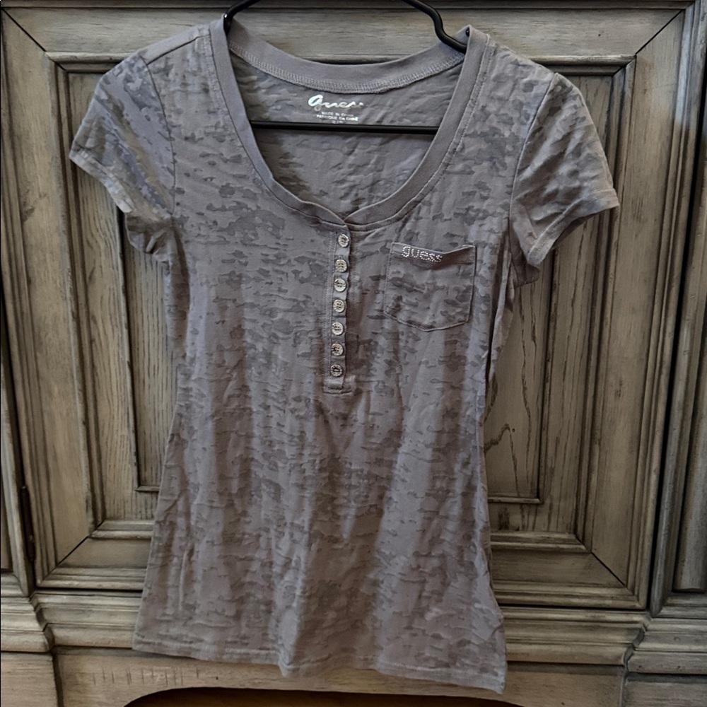 “Never Worn” Guess Taupe Buttoned Tee Size Small - Picture 2 of 7